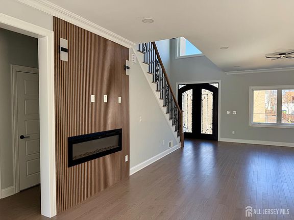 5th image of 40 Foyer St