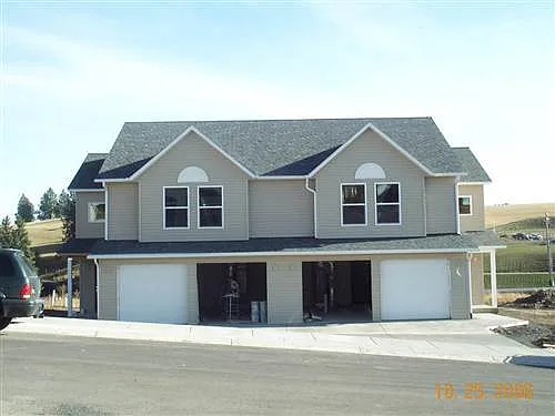 3 Bed, 2.5 Bath on Sunnyside Hill! — Photo 1