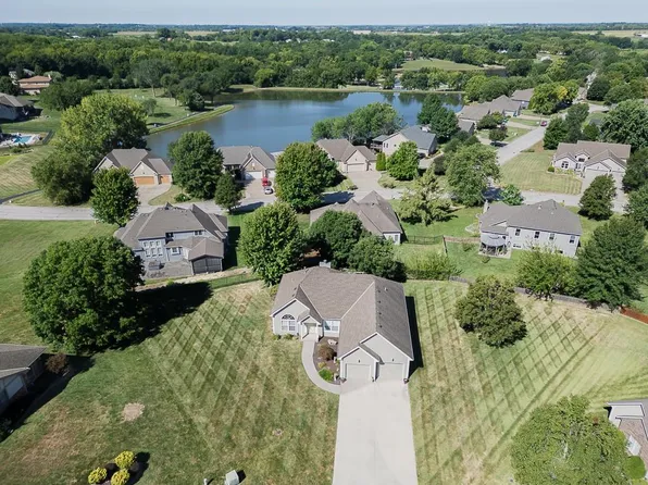 12512 Pine Valley Dr, Kansas City, KS 66109