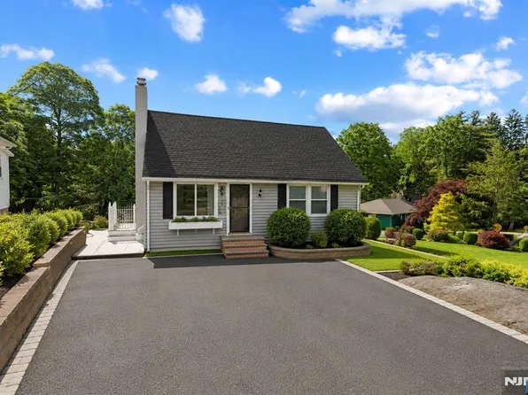 2 Center St, Butler, NJ 07405