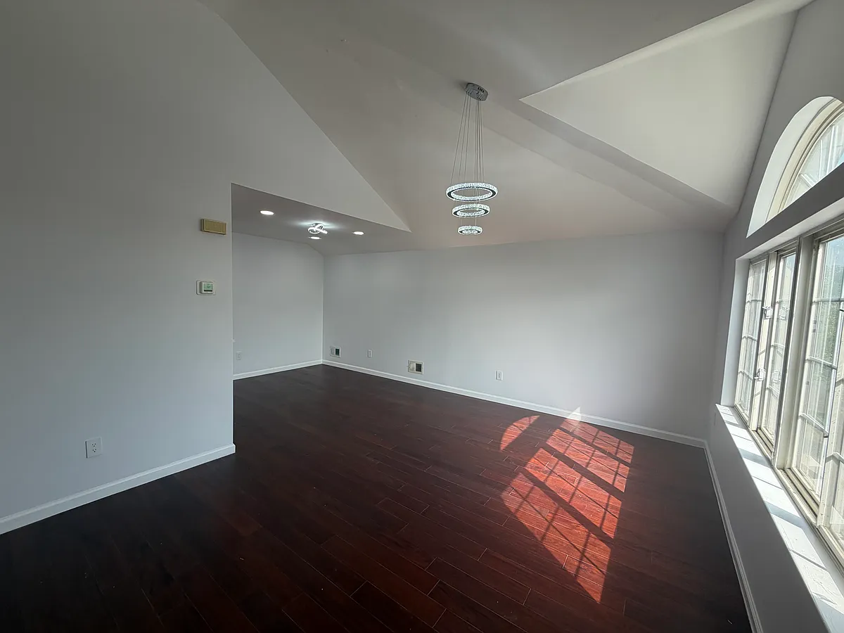 Building Photo - 54 Hemlock St #2