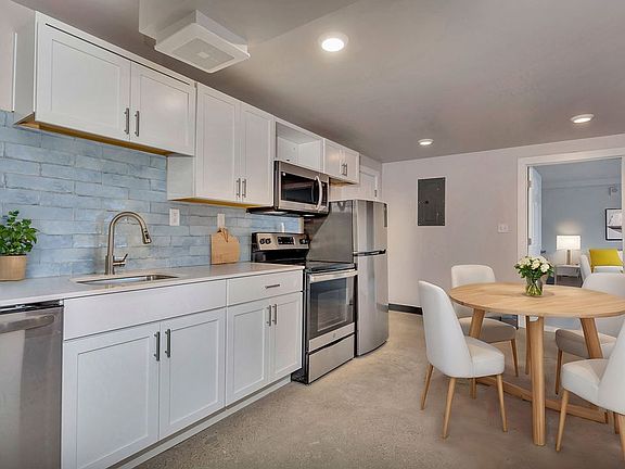 5th image of 2330 Victory Pkwy #301