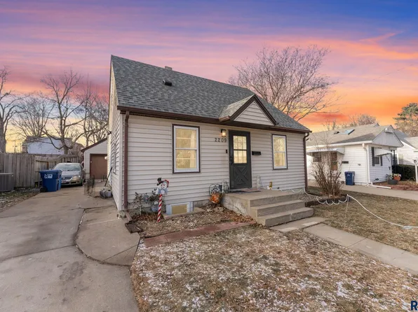 2209 S Hawthorne Ave, Sioux Falls, SD 57105