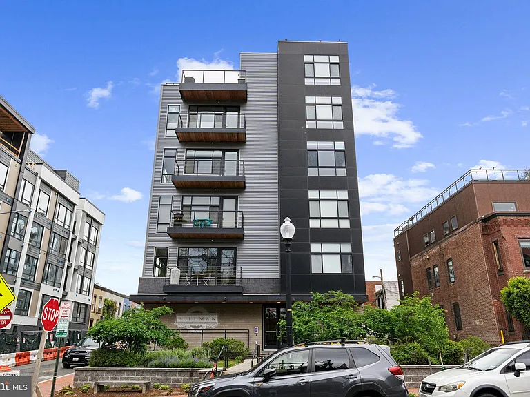 911 2nd St NE #207 — Photo 1