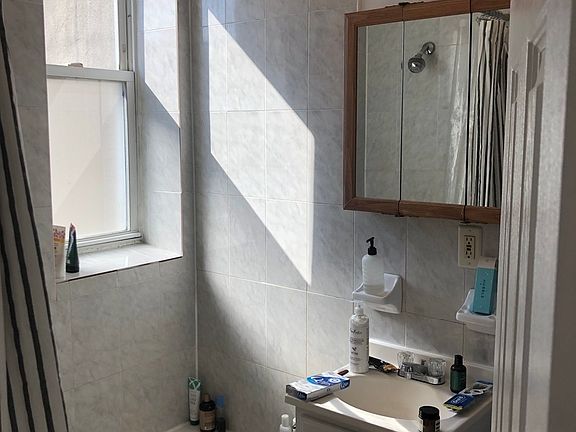 5th image of 502 Franklin Ave #3