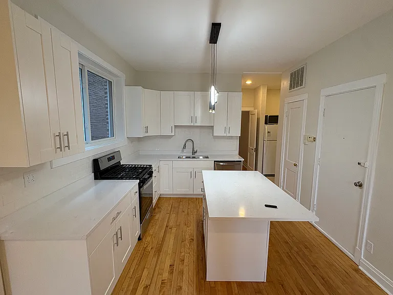 2232 W Chicago Ave #2F — Photo 2