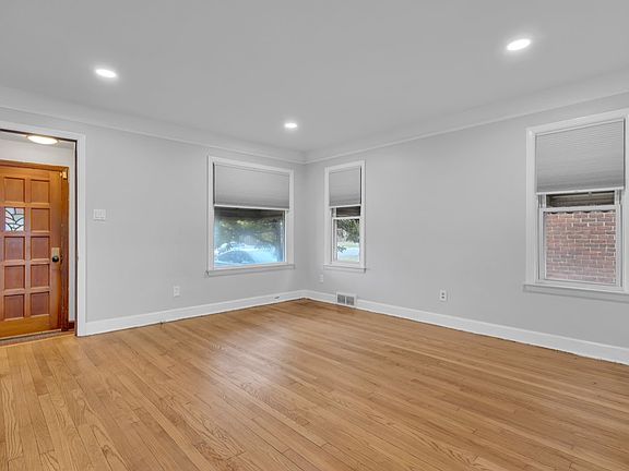 4th image of 8614 Marlowe St