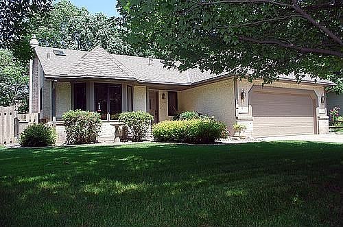 Sharp curb appeal on dead end road near Turtle Lake