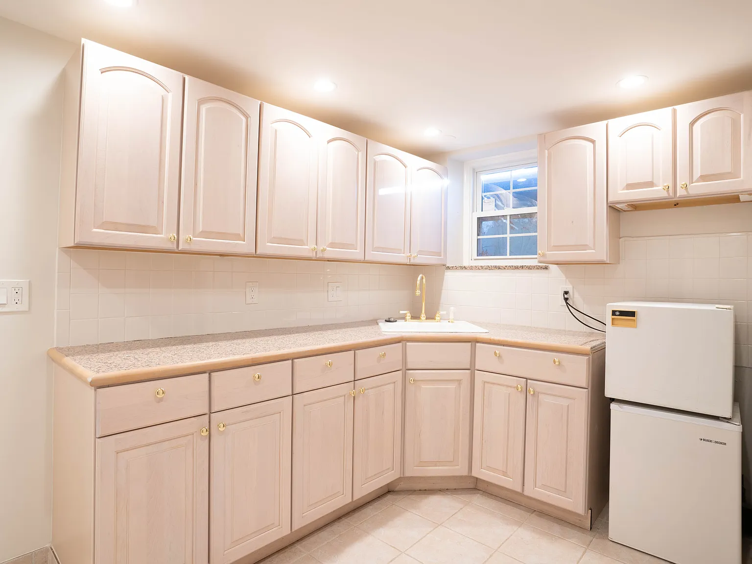 8 bed, 5.5 bath, 5600 sqft, $12,900 — Photo 4
