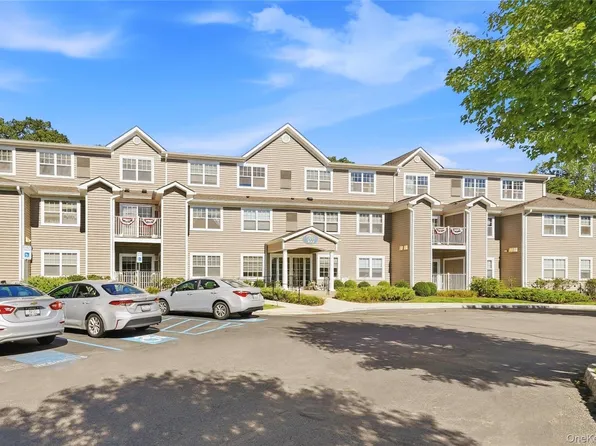 300 Woodcrest Lane #329, Mount Kisco, NY 10549