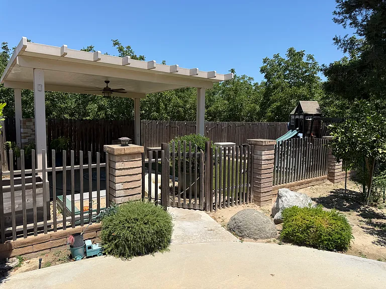 6596 E Parlier Ave — Photo 4
