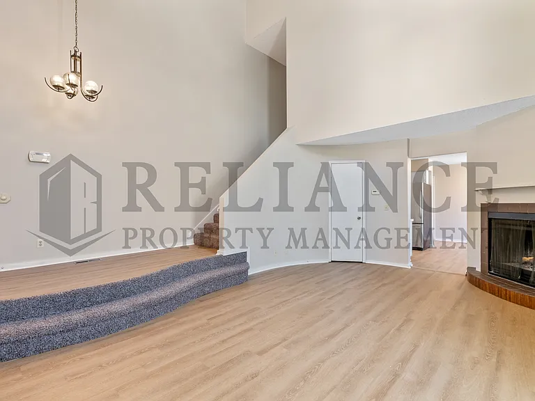 445 N Richmond Ave — Photo 8