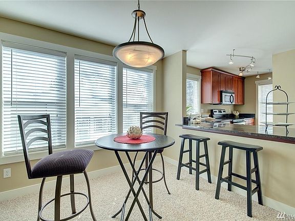 Dining area & kitchen