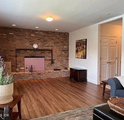 Living room w/ fireplace
