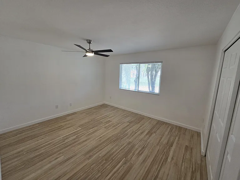 W Desert Crest Dr — Photo 3