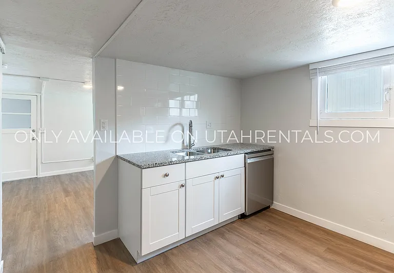 233 W 400 N — Photo 6