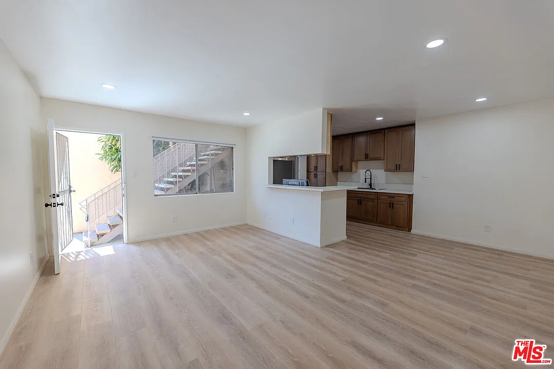 2 bed, 1.0 bath, 1000 sqft, $2,950 — Photo 3