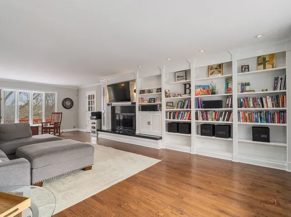 26982 W Lakeview Dr S, Lake Barrington, IL 60084