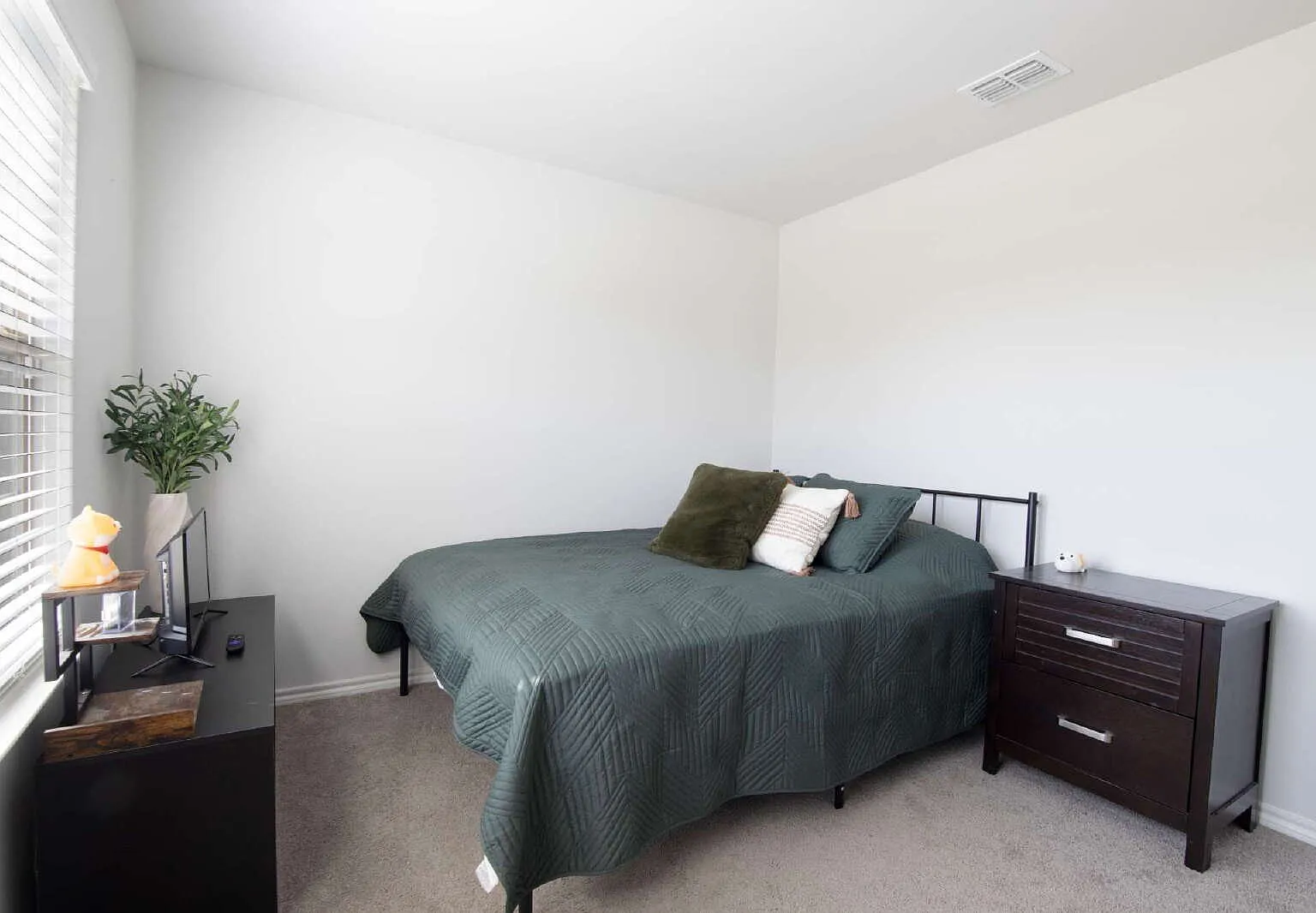 3 bed, 2.0 bath, 1875 sqft, $3,000 — Photo 3