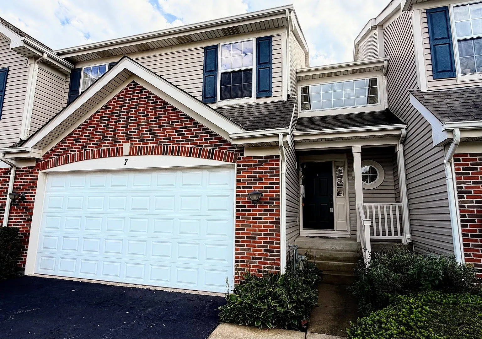 3 bed, 2.5 bath, 1950 sqft, $2,700 — Photo 2