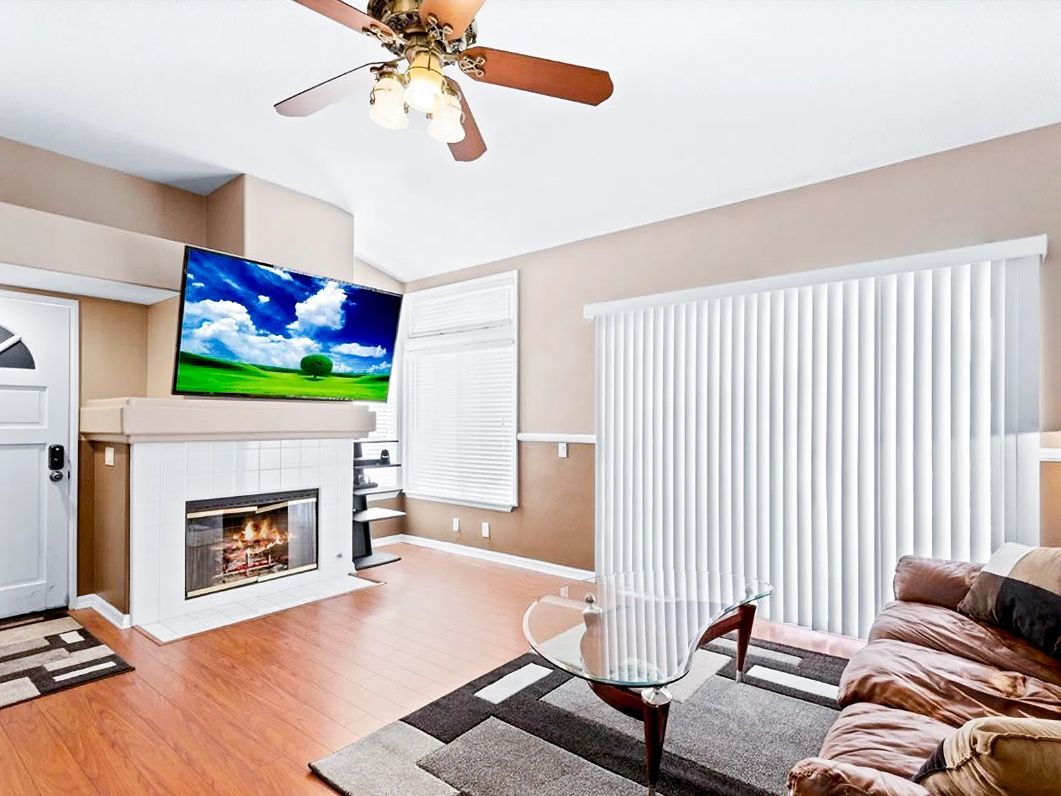 8060 E Goldenrod Ln — Photo 2