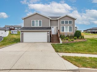 513 Fields Ct SE, Mandan, ND 58554