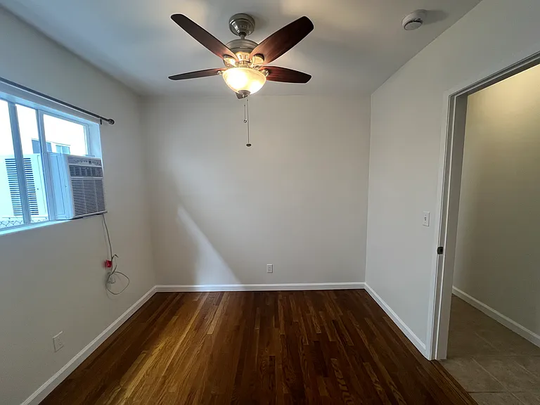 435 W Windsor Rd — Photo 9