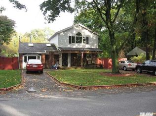 1643 N Thompson Dr, Bay Shore, NY 11706