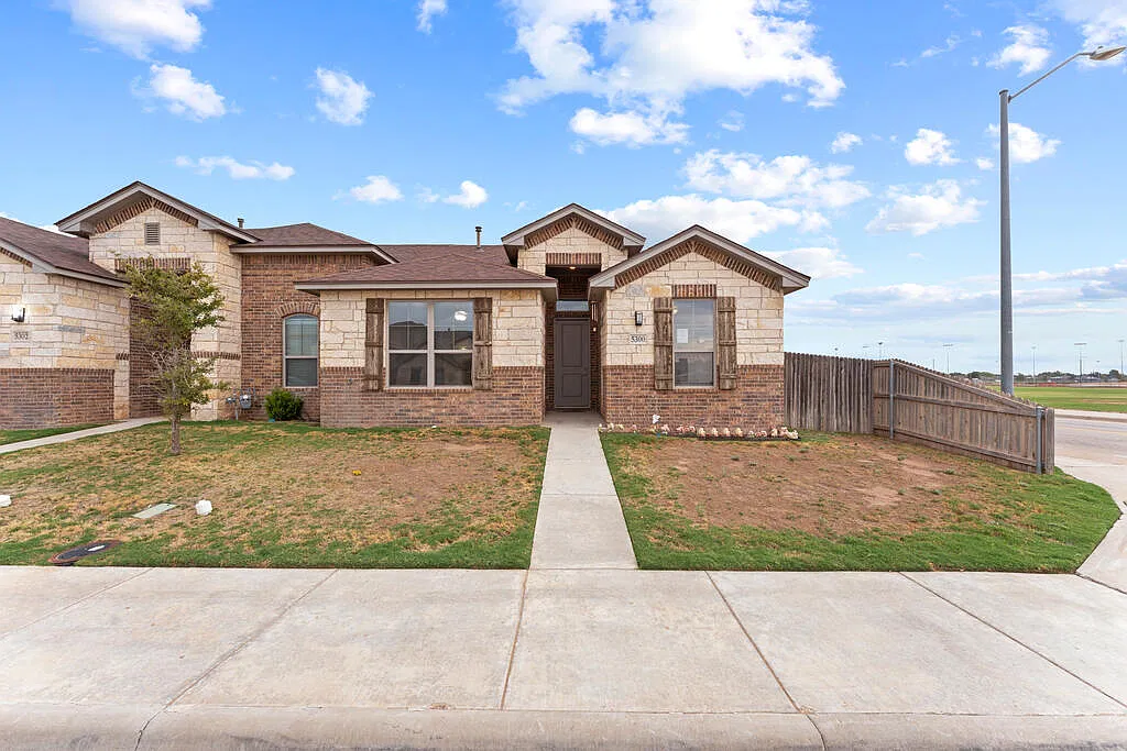 3 bed, 2.0 bath, 1540 sqft, $2,300 — Photo 1