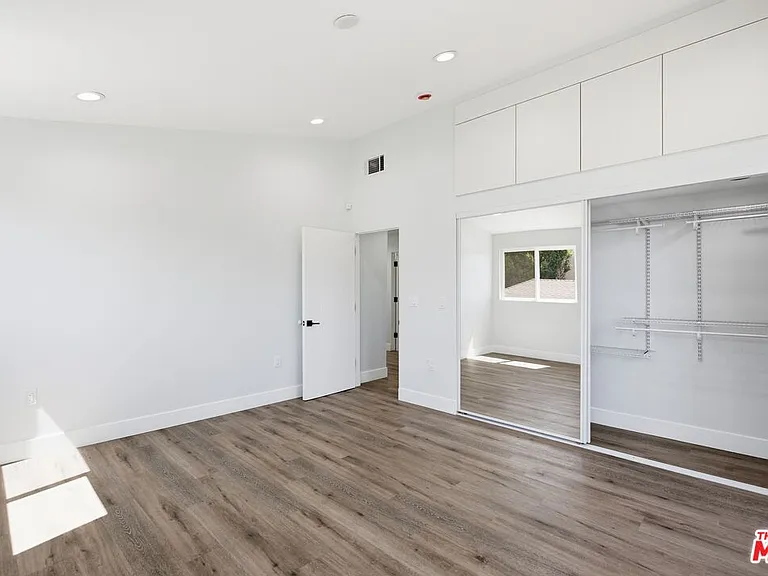 11611 Burbank Blvd — Photo 15