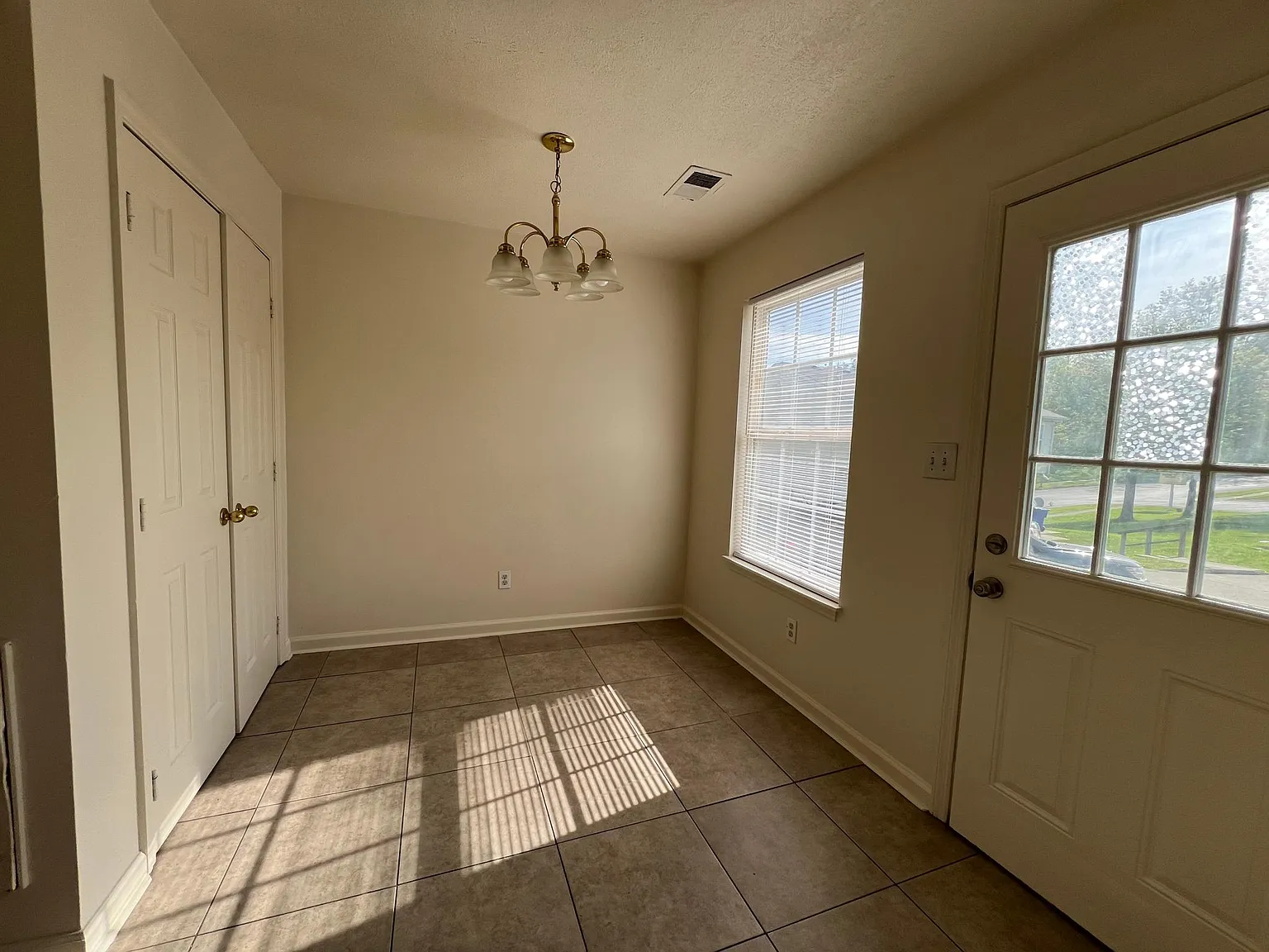 3 bed, 2.5 bath, 1215 sqft, $1,600 — Photo 4