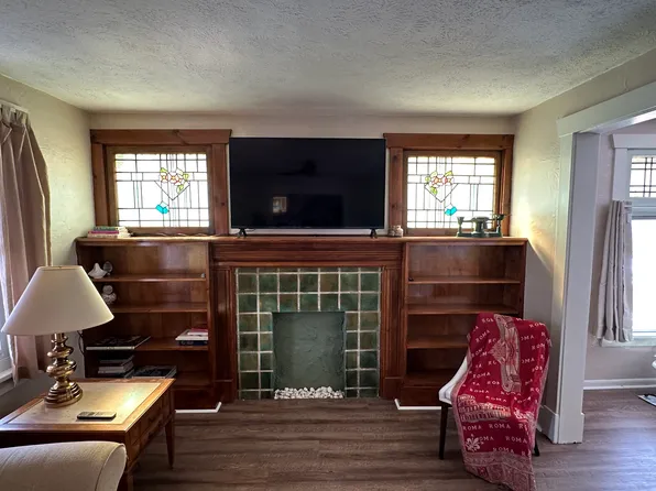 406 7th Ave, Carnegie, PA 15106