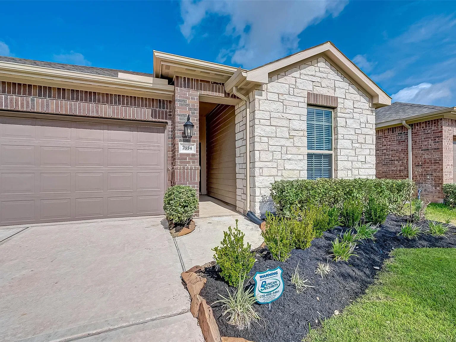 3 bed, 2.0 bath, 1868 sqft, $2,200 — Photo 3