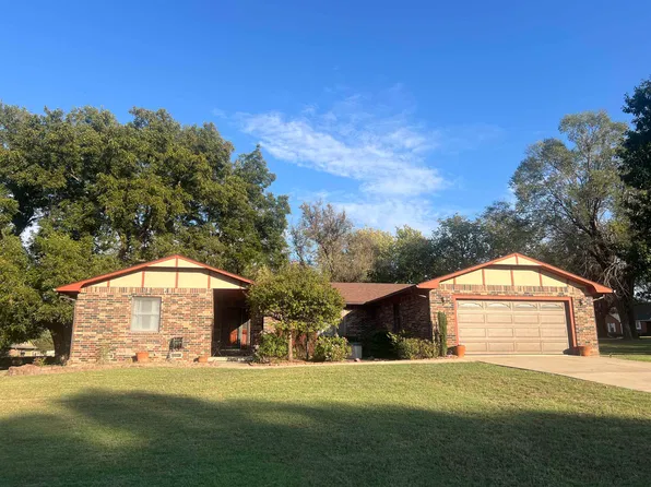 2308 Estates Dr, Arkansas City, KS 67005