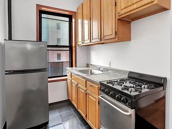 4th image of 188 Suffolk St APT 2B
