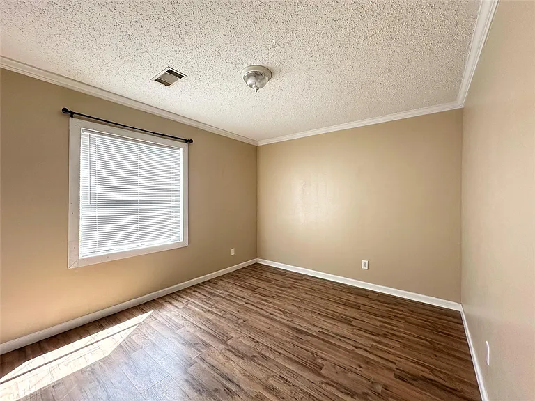 18143 Breezy Dr — Photo 32
