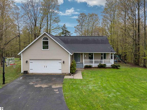 4th image of 3055 White Tail Dr