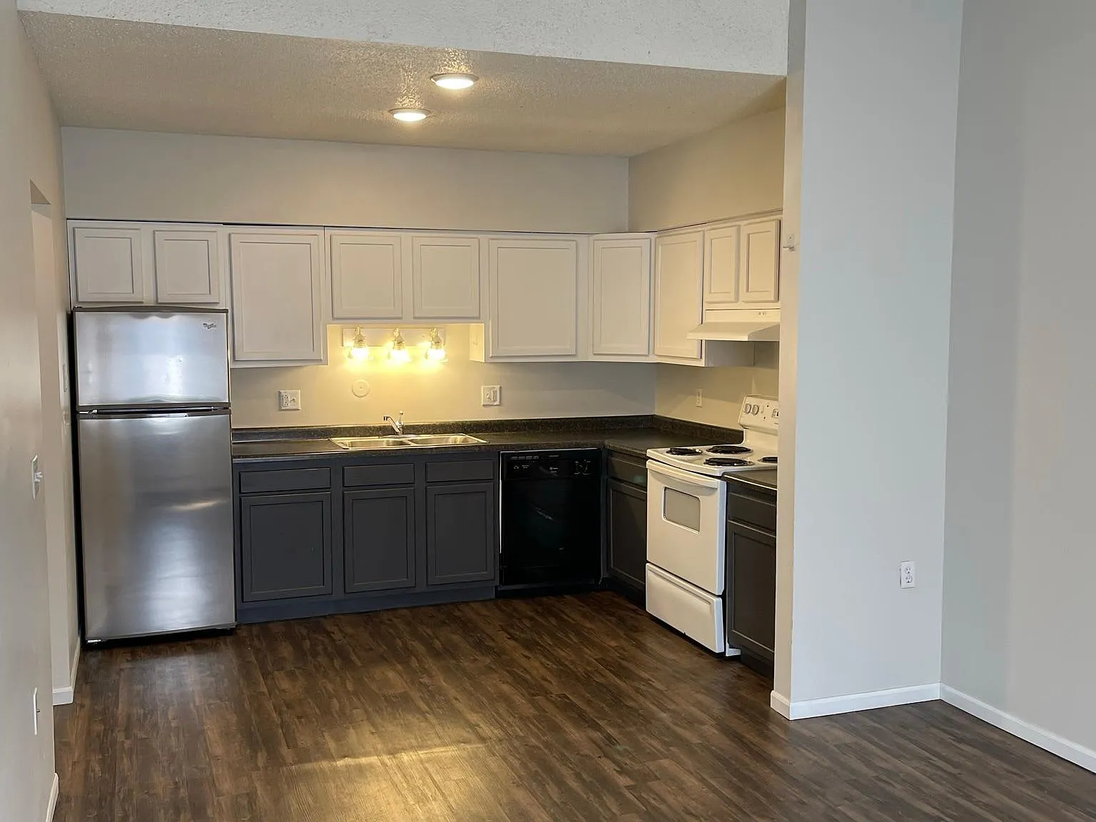 3 bed, $1,602 — Photo 2