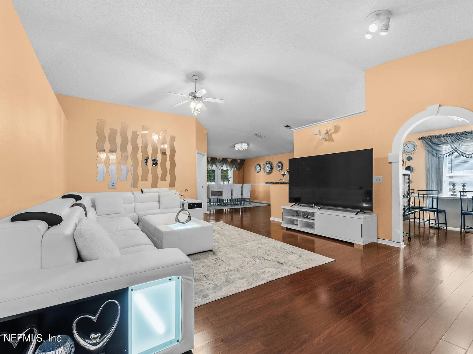 3 bed, 2.0 bath, 1632 sqft, $2,400 — Photo 3