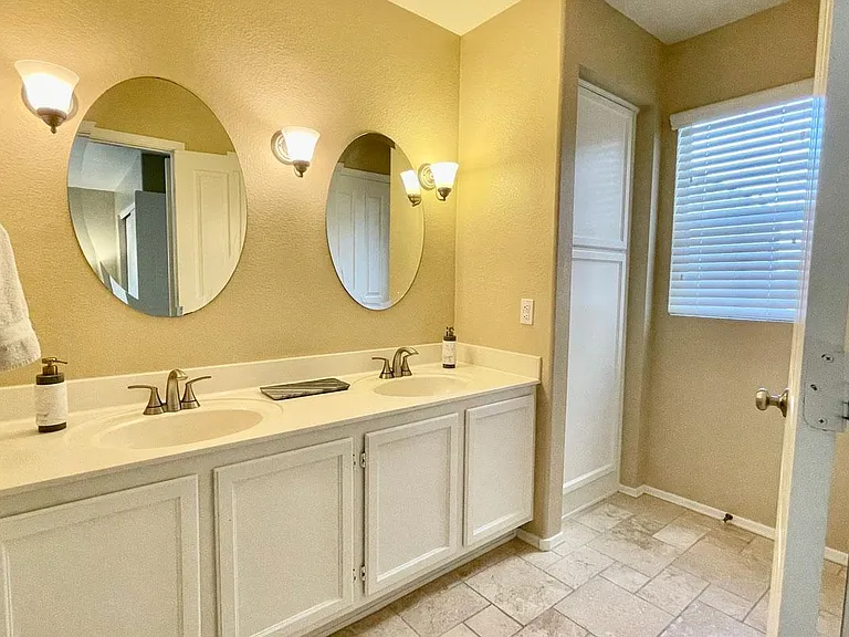 1147 E Amberwood Dr — Photo 34