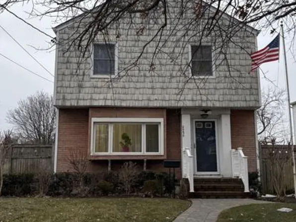 2090 Beech St, Wantagh, NY 11793