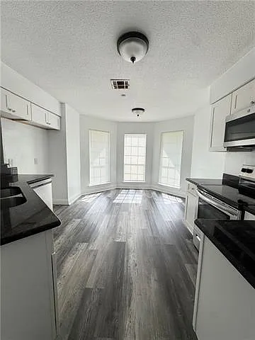 3 bed, 2.0 bath, 1256 sqft, $1,685 — Photo 4