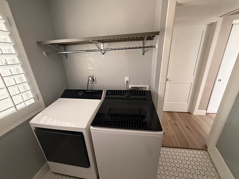 910 E Beck Ln — Photo 32