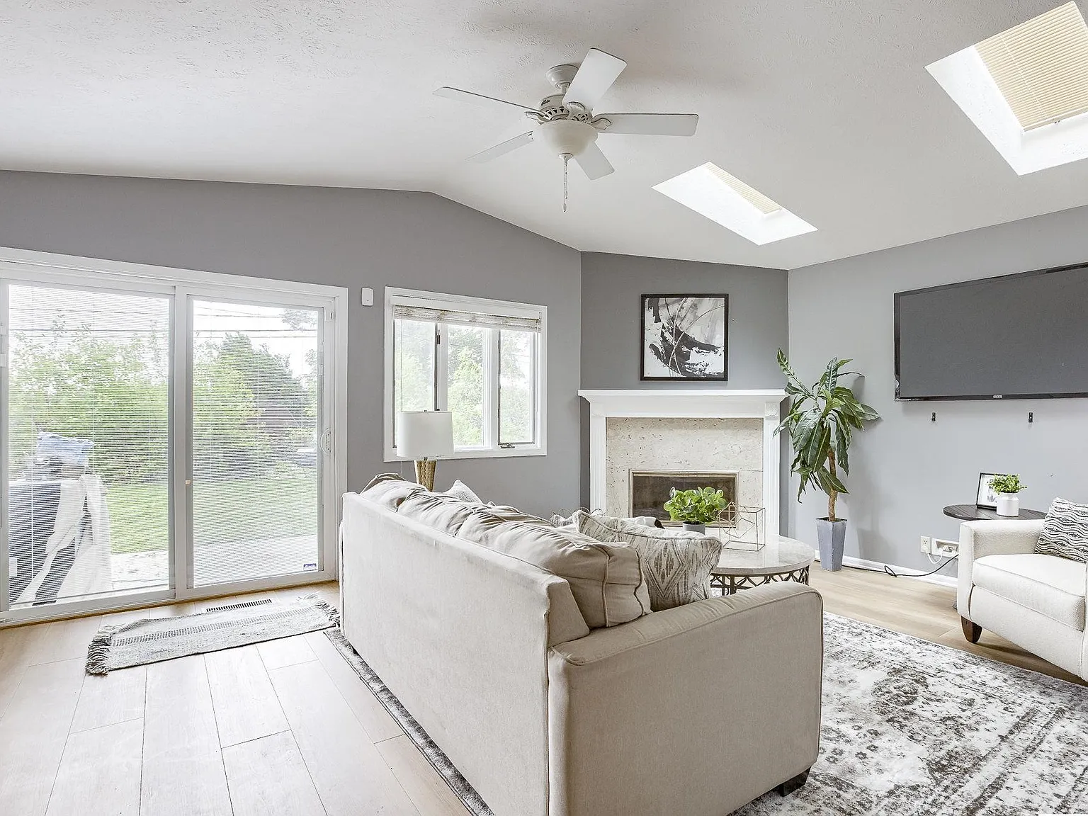 4 bed, 2350 sqft, $2,950 — Photo 2