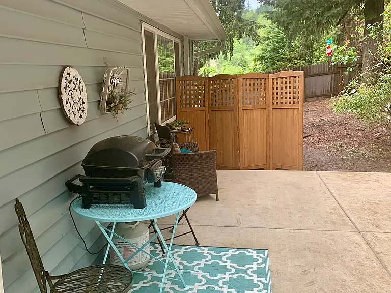 1090 Snell St — Photo 9