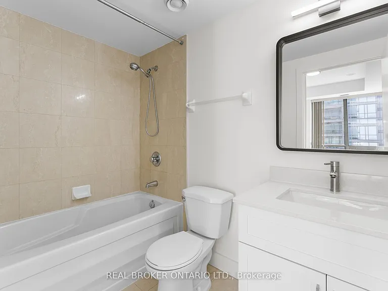 438 King St W #1404 — Photo 14