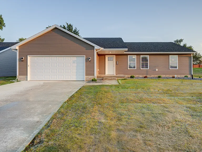 1013 Caroline Ave — Photo 1