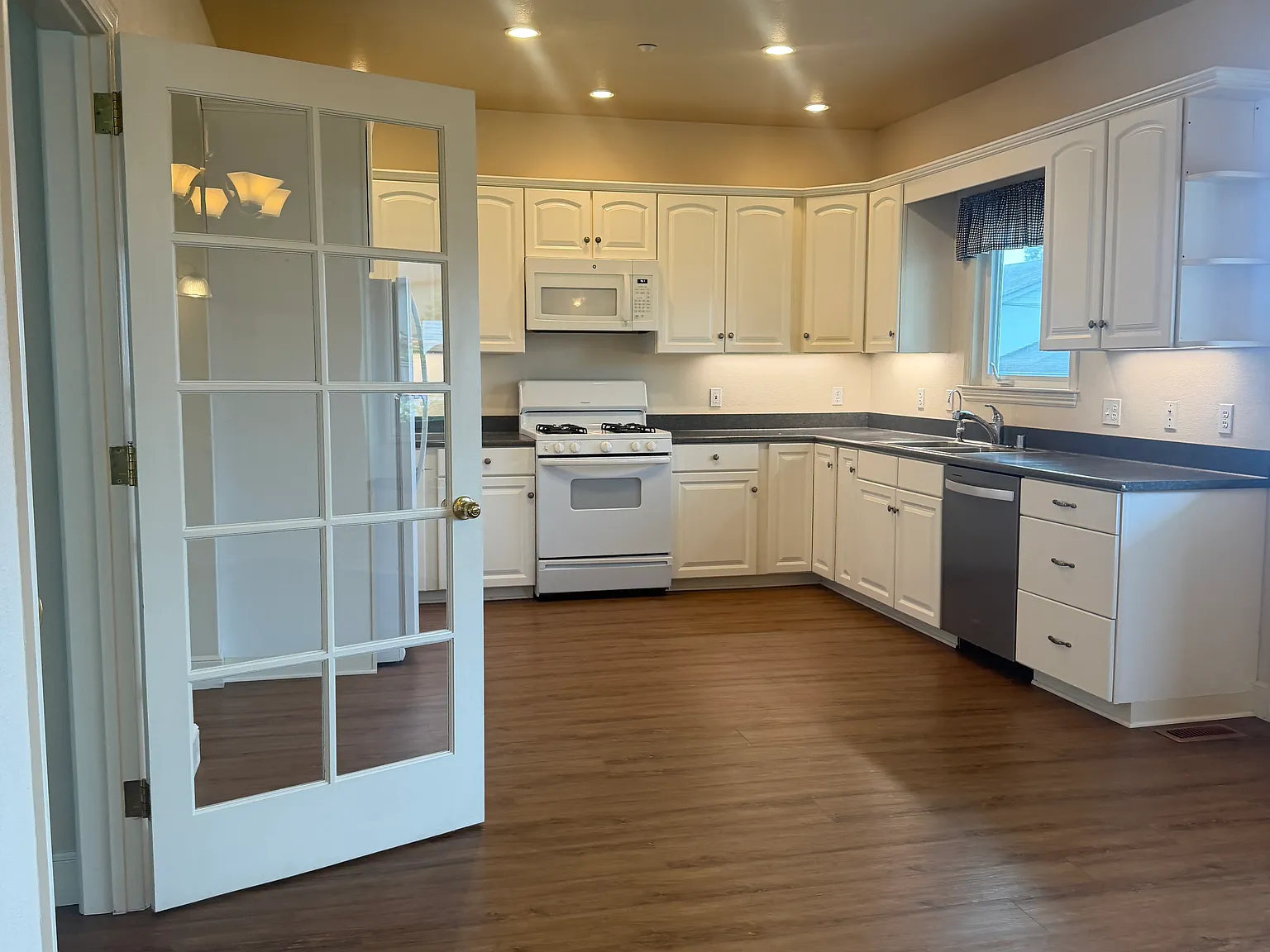 3 bed, 2.5 bath, 1800 sqft, $5,000 — Photo 3