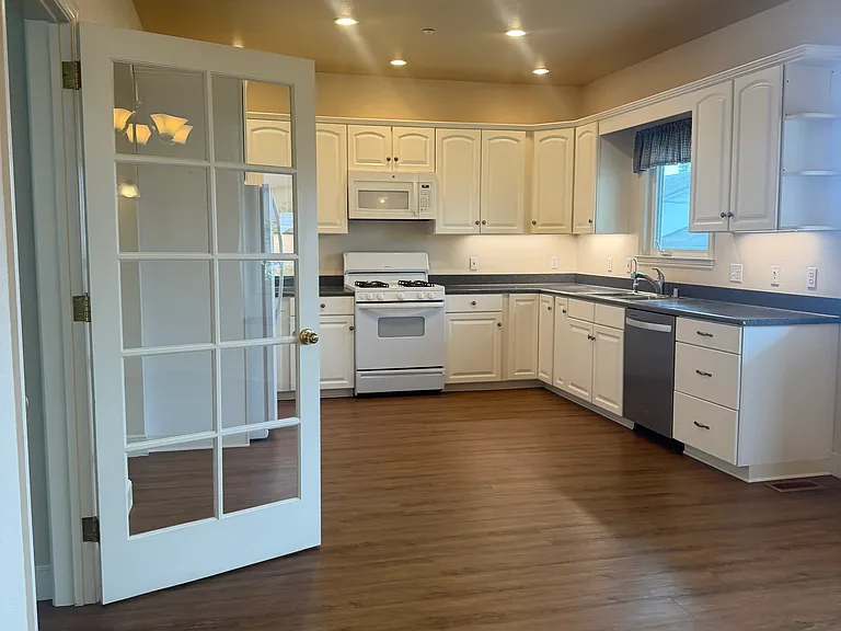 213 Valencia Ave — Photo 3