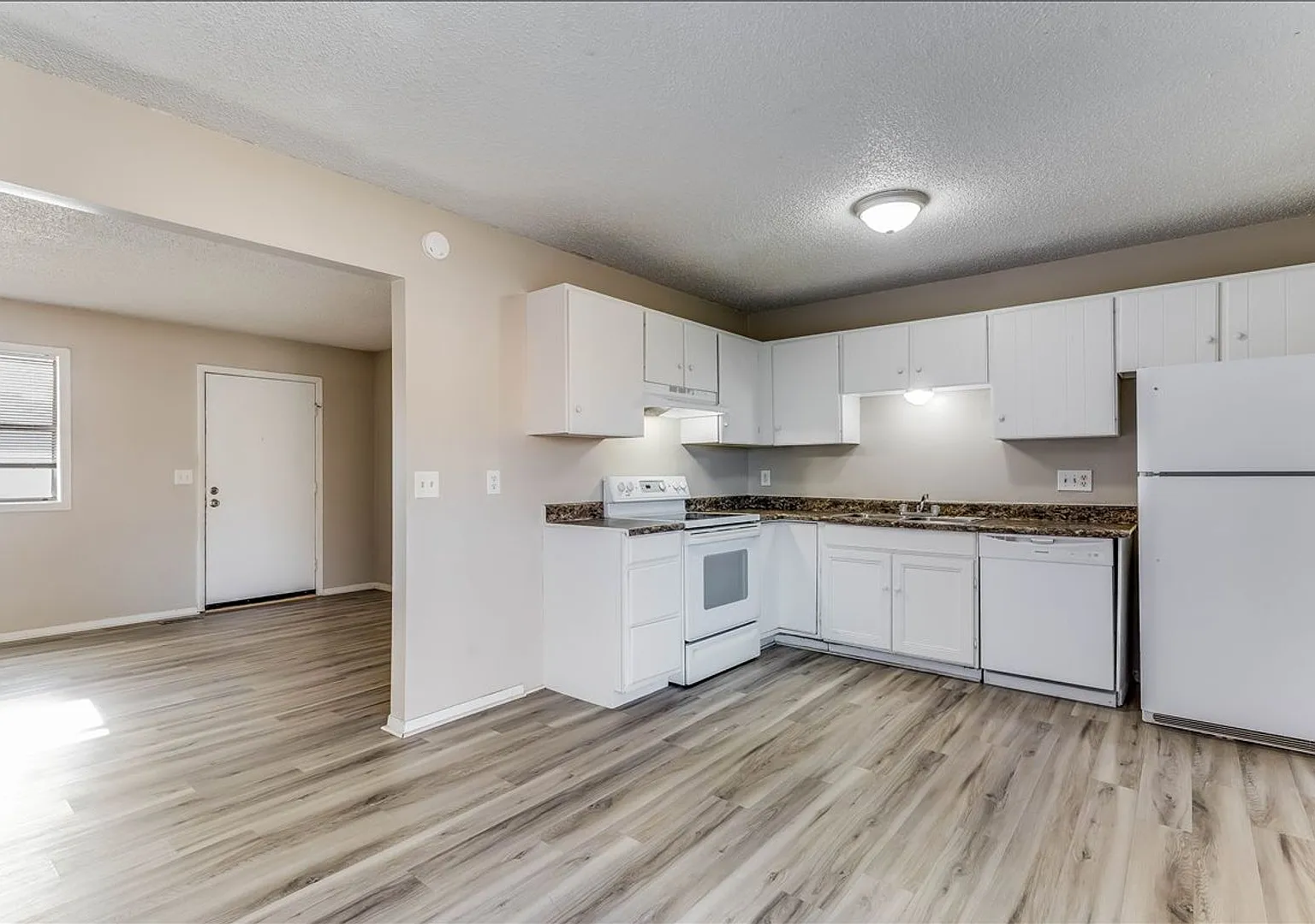Move in Ready 3 Bedroom 2 Bathroom House! — Photo 4